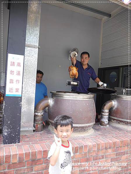 【美食】龍潭 藍舍花園。藍白色系希臘風餐廳 吃的是台式合菜。招牌黃金甕烤雞。後有庭院廣場適合小朋友來玩 - 第19張圖 P2090188.JPG