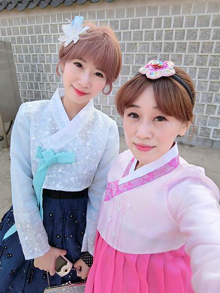 【韓國自由行】Hanbok plus 한복더하기。穿越時空 穿著韓服漫步景福宮。4小時/15000韓元 包含襯裙.編髮.手提包。閨密旅行