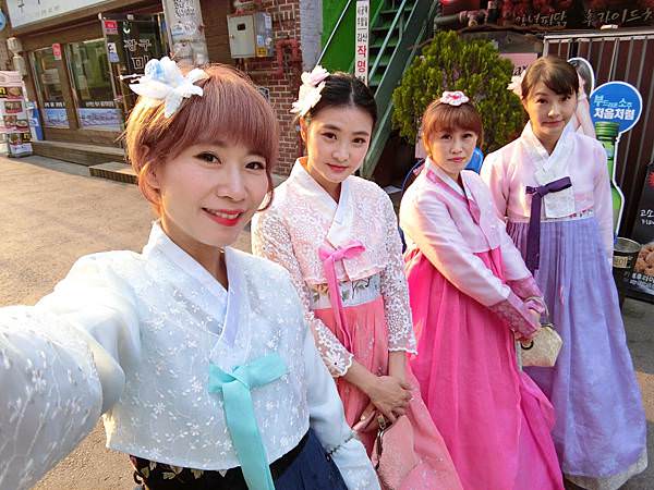 【韓國自由行】Hanbok plus 한복더하기。穿越時空 穿著韓服漫步景福宮。4小時/15000韓元 包含襯裙.編髮.手提包。閨密旅行 - 第27張圖 【韓國自由行】Hanbok plus 한복더하기。穿越時空 穿著韓服漫步景福宮。4小時/15000韓元 包含襯裙.編髮.手提包。閨密旅行