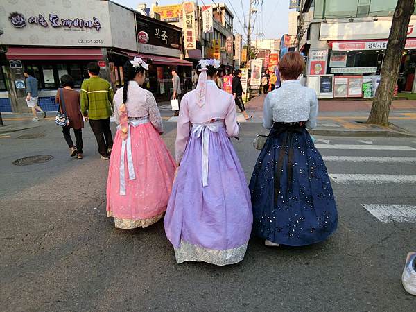 【韓國自由行】Hanbok plus 한복더하기。穿越時空 穿著韓服漫步景福宮。4小時/15000韓元 包含襯裙.編髮.手提包。閨密旅行