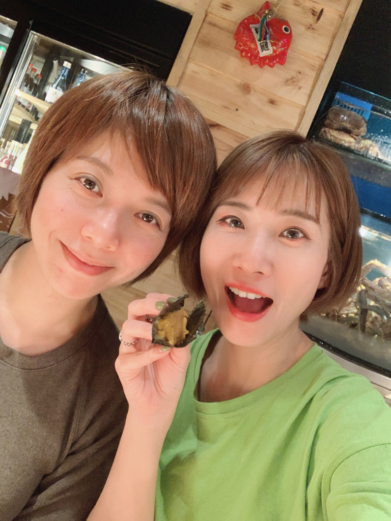 安東建一水產 ▏超澎派的海鮮手抓拼盤給你滿滿der鮮甜海味 海鮮控錯過絕對懊惱！。點海鮮拼盤還有隱藏版握壽司撒密斯送你吃。捷運忠孝復興站