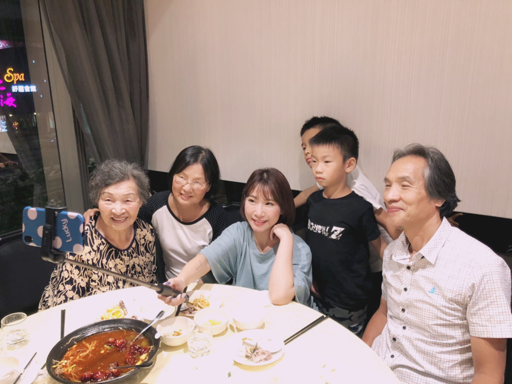 亞果元素 SELFIE 自拍棒 |自拍桿結合三腳架 體積輕巧、藍芽連線超快。360度旋轉 直拍、橫拍隨你旋轉。一年售後保固。自拍棒推薦