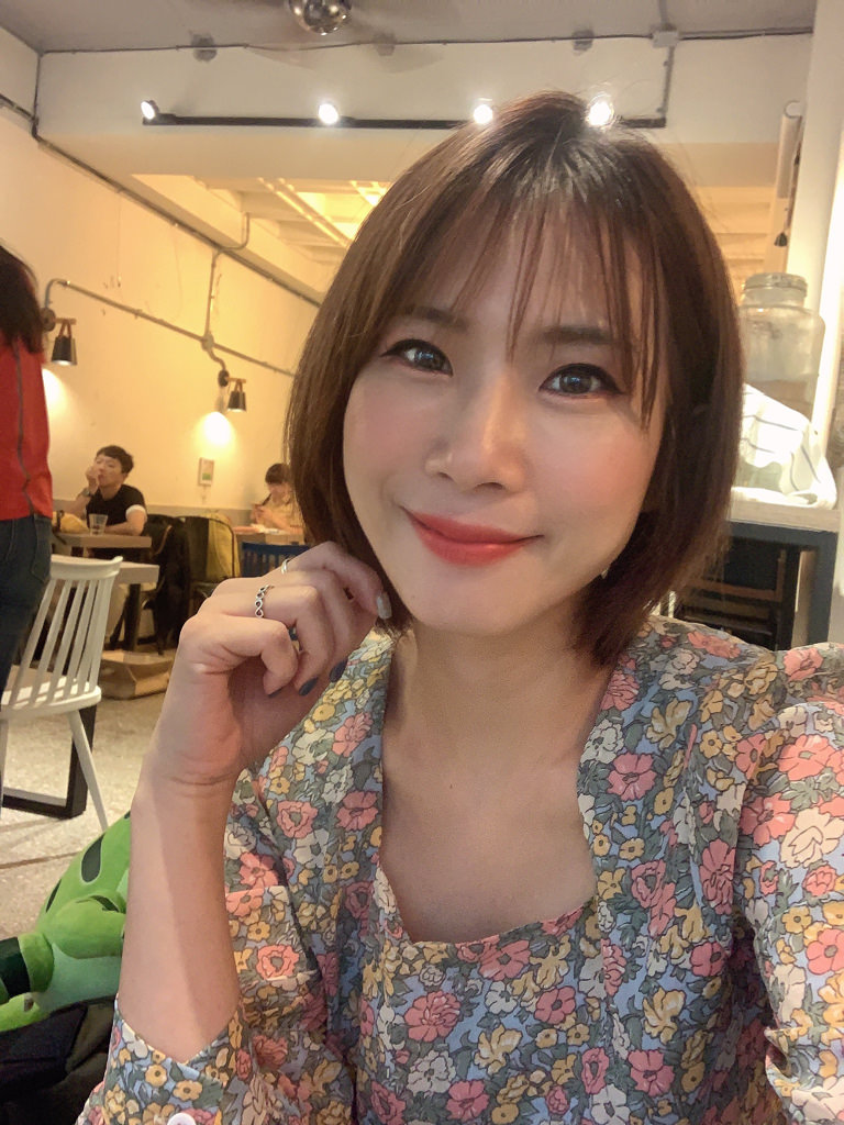 拾伍窩Cafe ▏中山咖啡廳推薦 隱身老宅二樓的平日不限時咖啡廳。結合藝文展覽空間 享美食也品藝術。捷運中山站 1號出口