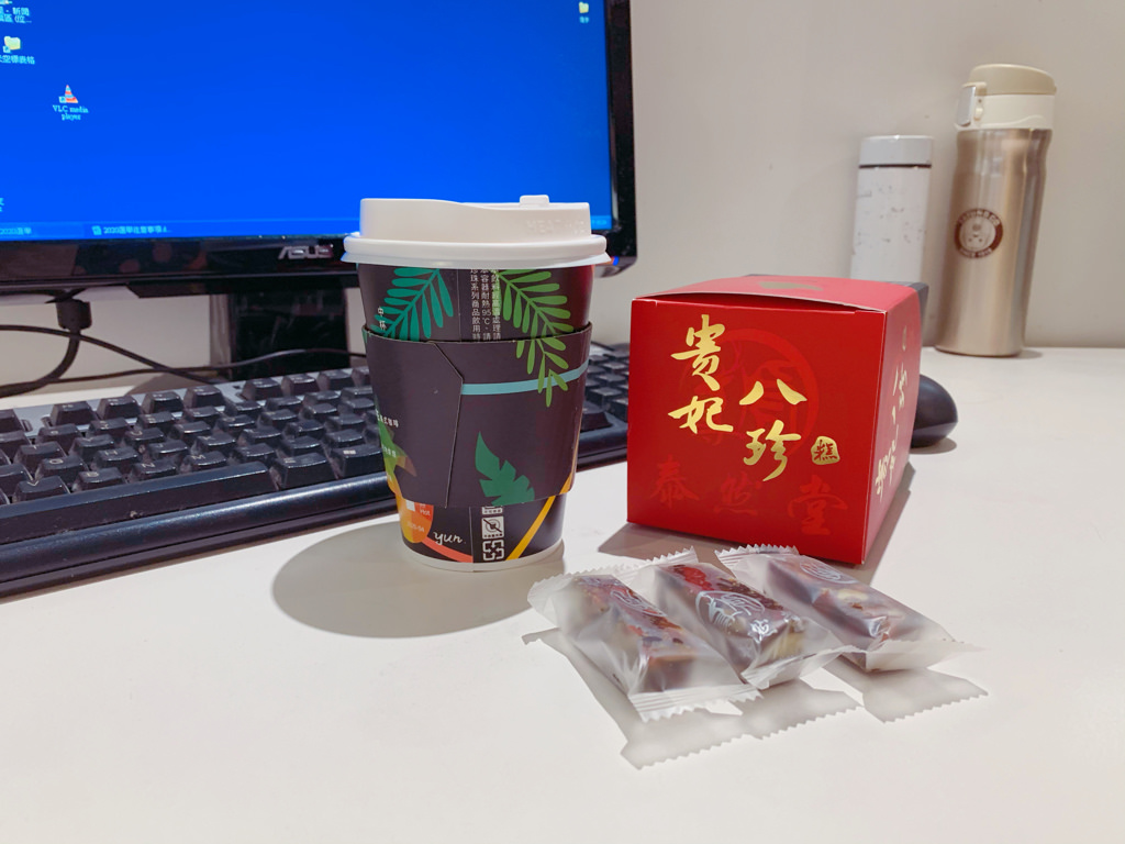 泰然堂生醫 貴妃八珍糕 ▏黑芝麻包裹紅棗、桂圓、阿膠、核桃，就跟零食一樣涮嘴。養顏美容也變得隨手可得。團購美食 / 送禮首選