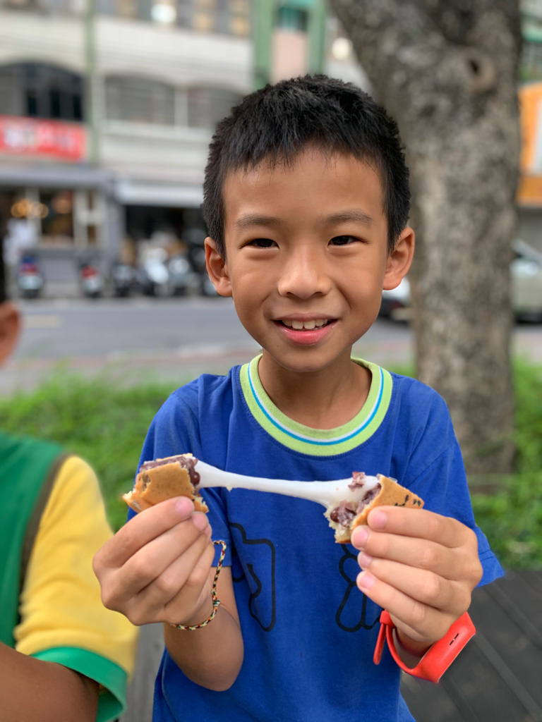 外婆的茶屋-台北四維店 ▏白玉麻糬紅豆餅牽絲模樣超誘人。像蛋糕般綿密香甜的餅皮 放冷也非常好吃 還有桂花香的熟成紅茶也是必喝。捷運科技大樓站