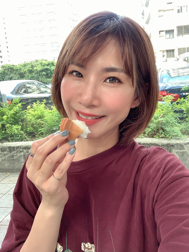 外婆的茶屋-台北四維店 ▏白玉麻糬紅豆餅牽絲模樣超誘人。像蛋糕般綿密香甜的餅皮 放冷也非常好吃 還有桂花香的熟成紅茶也是必喝。捷運科技大樓站