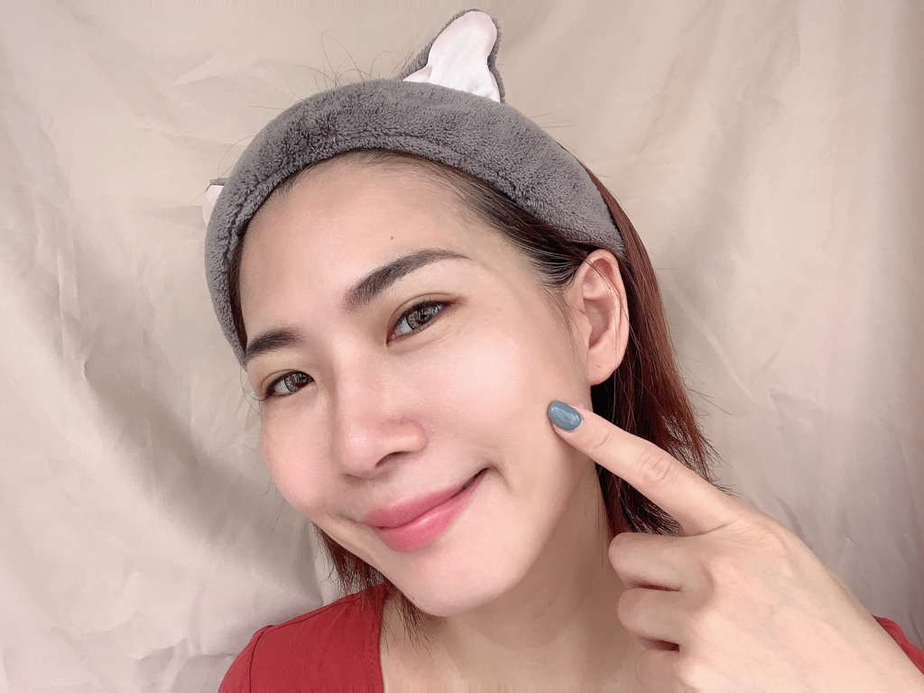 婕洛妮絲 全能修護防曬精華SPF50★★★ ▏ 精華+乳液+高係數防曬三效合一 給你輕薄透的長效防護。輕透白吸油定妝蜜粉餅SPF12★★★★ 控油提亮 輕鬆擁有韓國小姐姐妝感。