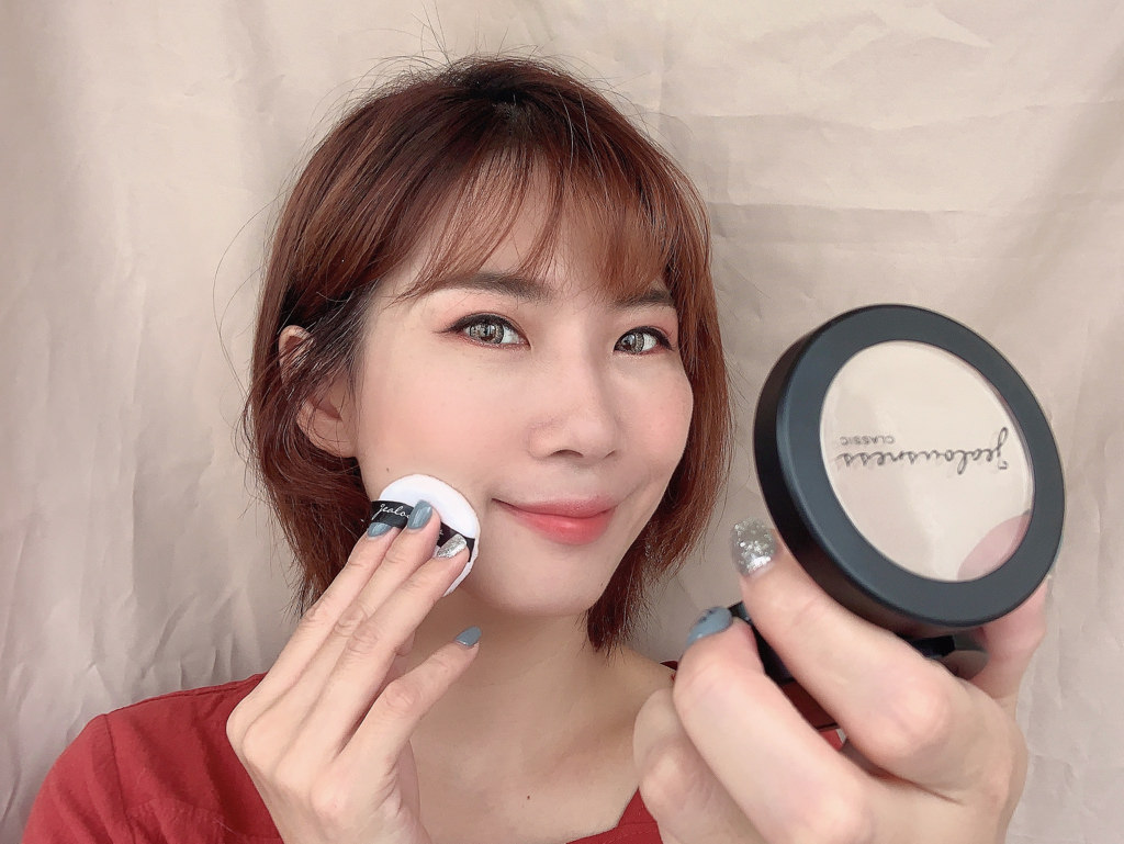 婕洛妮絲 全能修護防曬精華SPF50★★★ ▏ 精華+乳液+高係數防曬三效合一 給你輕薄透的長效防護。輕透白吸油定妝蜜粉餅SPF12★★★★ 控油提亮 輕鬆擁有韓國小姐姐妝感。