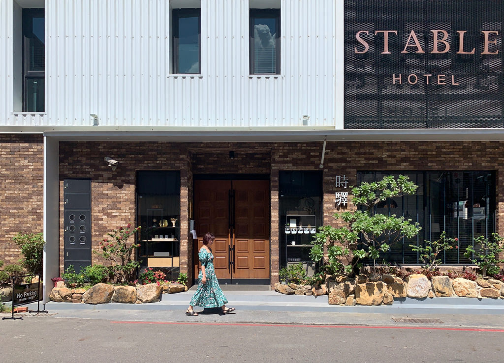 STABLE HOTEL 時驛 精品旅館 ▏仿貨櫃屋的外觀空間超吸睛。中庭裡漂浮半空中的雲朵設計 絕對要拍它個7548回合。台南住宿
