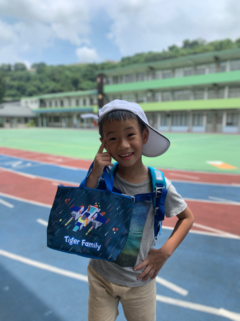小一書包推薦 ▏Tiger Family 護脊書包 寶貝上小學第一個兒童書包。智能秒開磁扣、輕量好背、翻轉變色亮片設計。超值五件組 一次解決新手小一媽媽的困擾。