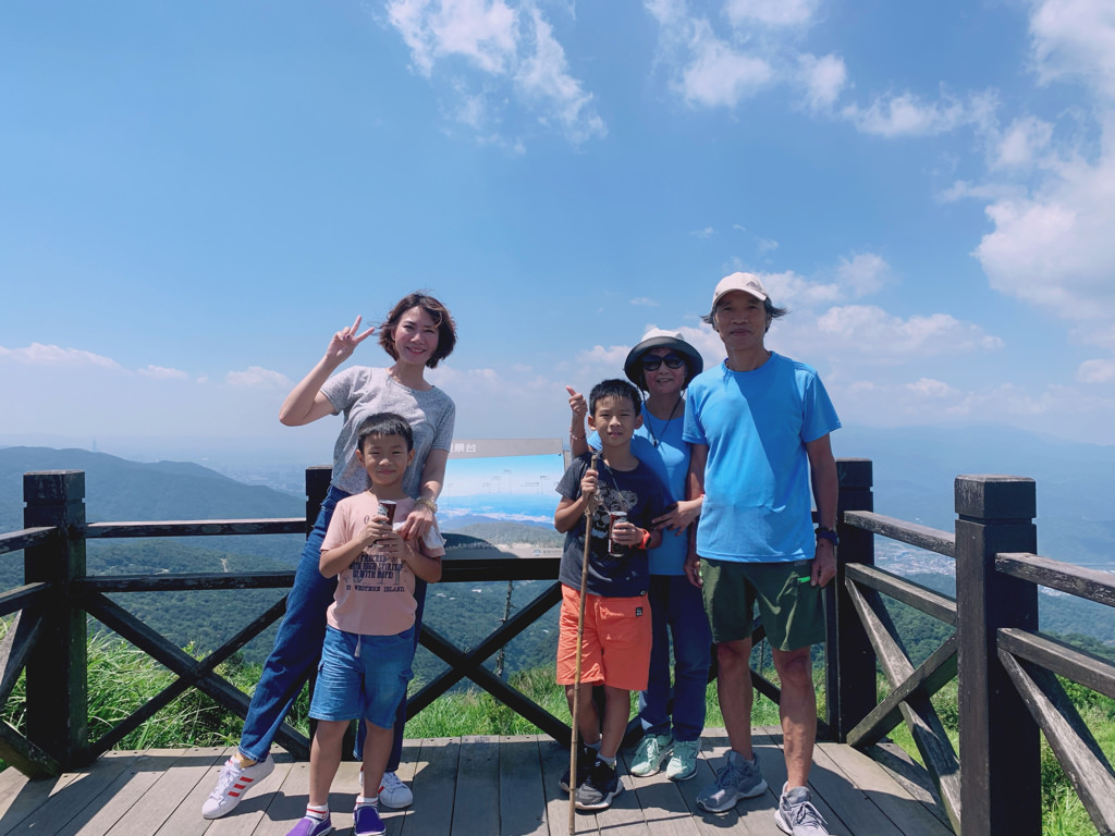 大研生醫 動易動非變性二型膠原蛋白 ▏愛登山健行的公婆不再卡卡 UC-ll膠原蛋白一顆給你足量補充。四大關鍵配方 天天充滿靈活力。運動族、年長族群靠它顧好行動力。