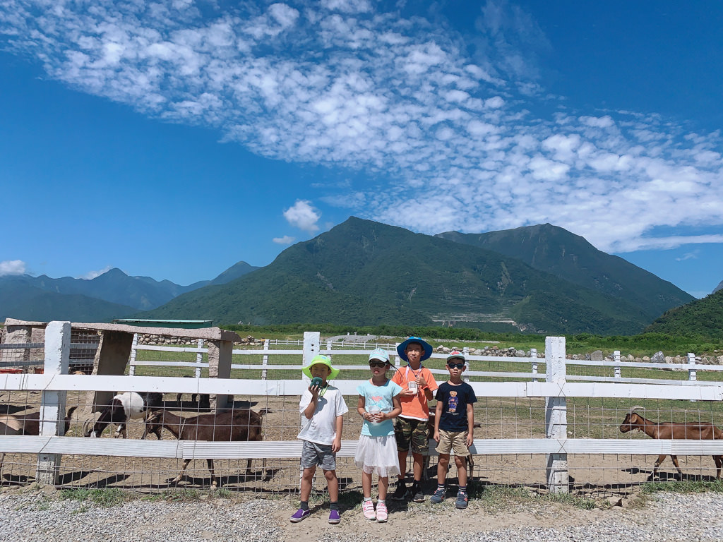 崇德瑩農場 ▏有台版紐西蘭之稱的壯闊新景點 免門票、餵動物 好適合溜小孩。必拍夢幻泡泡屋 湖邊露營區。花蓮景點