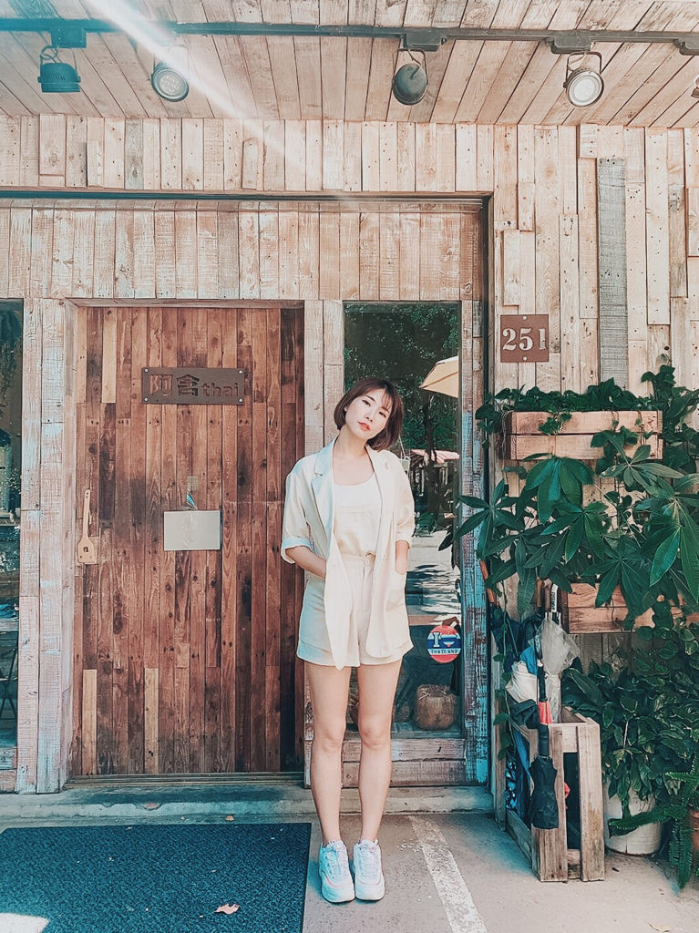 阿含thai 泰式餐廳 ▏國旗屋米干米線旁超人氣泰式美味 無預約只接受現場候位。滿滿綠意包圍住的老宅餐廳。中壢美食/桃園中壢美食