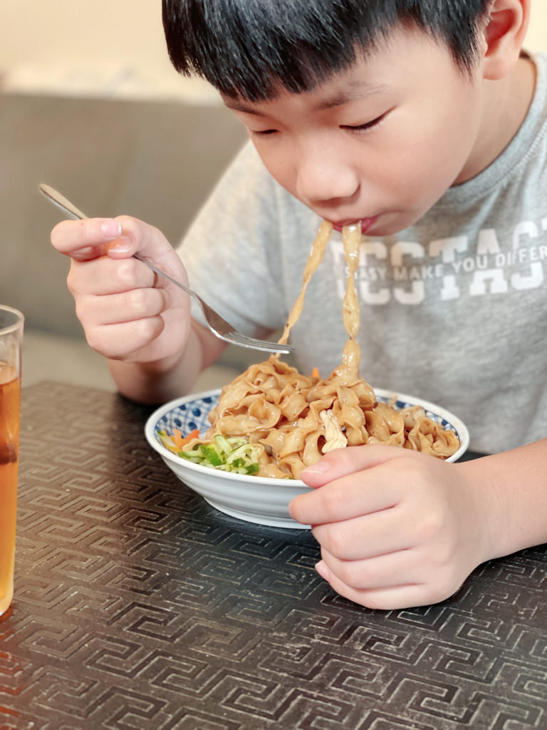 中祥麵 台灣小調担仔麵 ▏紅蔥油散發迷人古早味 7分鐘給你一碗熱呼呼的家常味。中祥雪花餅紅到韓國去 甜滋滋讓人一口接一口。乾拌麵推薦 / 宅配美食