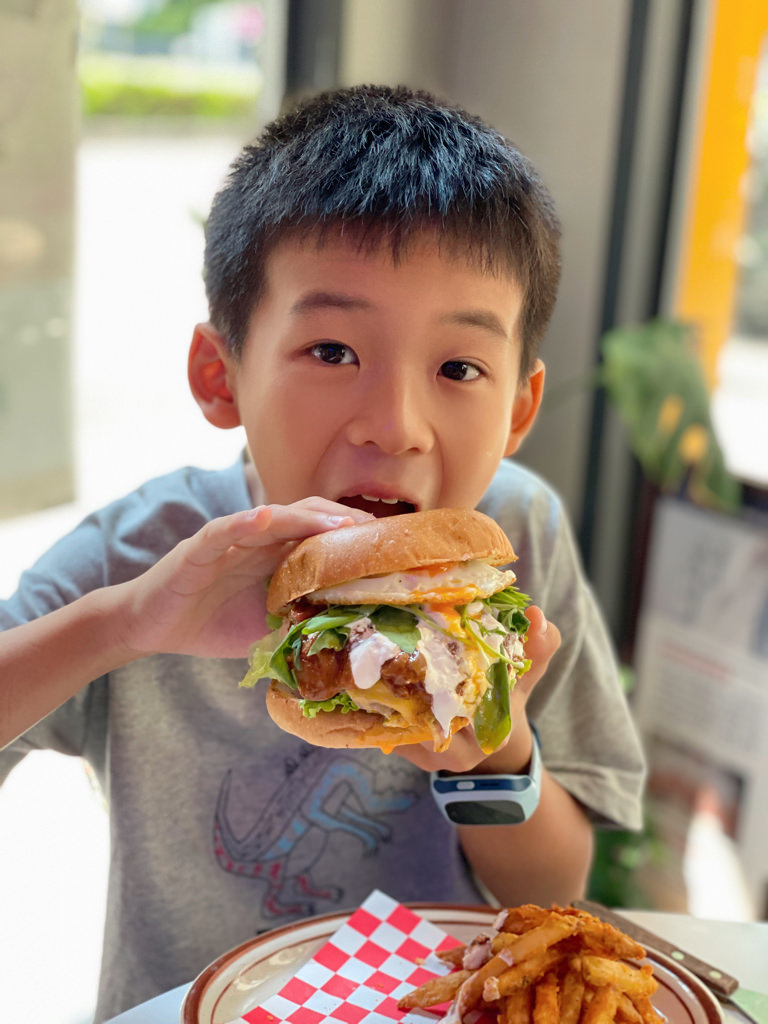 LOVSS Burger 樂漢堡美式餐廳-板橋店 ▏Google 擁有4.8顆星美式手打漢堡 juicy多汁的肉排一吃上癮啊。近板橋大遠百。捷運板橋站