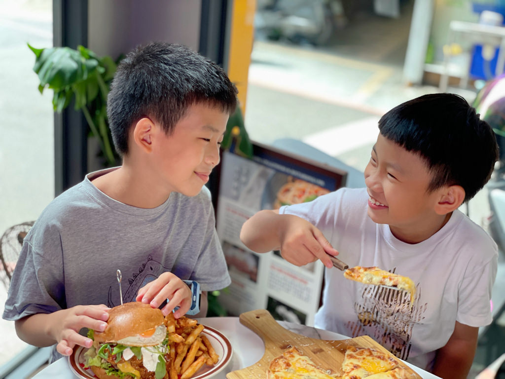 LOVSS Burger 樂漢堡美式餐廳-板橋店 ▏Google 擁有4.8顆星美式手打漢堡 juicy多汁的肉排一吃上癮啊。近板橋大遠百。捷運板橋站
