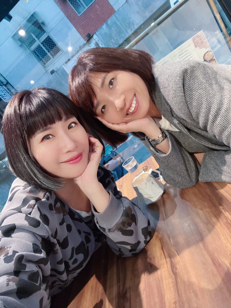 At • First早寓｜東區延吉街超夯早午餐 清新玻璃屋設計好迷人。獨立包廂 慶生、辦活動都ok。捷運忠孝敦化站