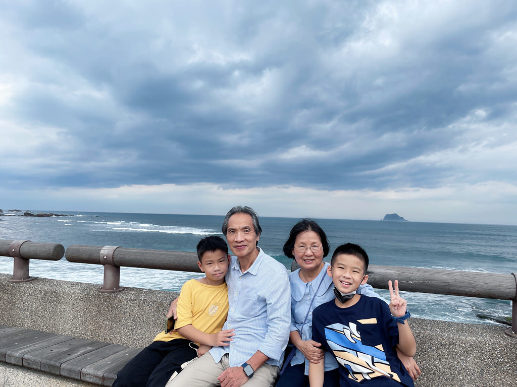 阿杰萬里蟹|以斤計價、價格透明公開 吃海鮮不怕被坑。萬里 野柳海產就吃這間 認明藍色招牌那家。尚青海鮮、燒烤、代客料理