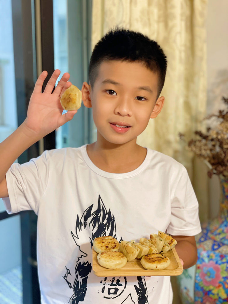 蔥阿伯 呷雄霸小餡餅|網路超人氣團購美食!皮薄Q彈 內餡多汁。免退冰直接下鍋煎 解嘴饞超easy。宅配美食