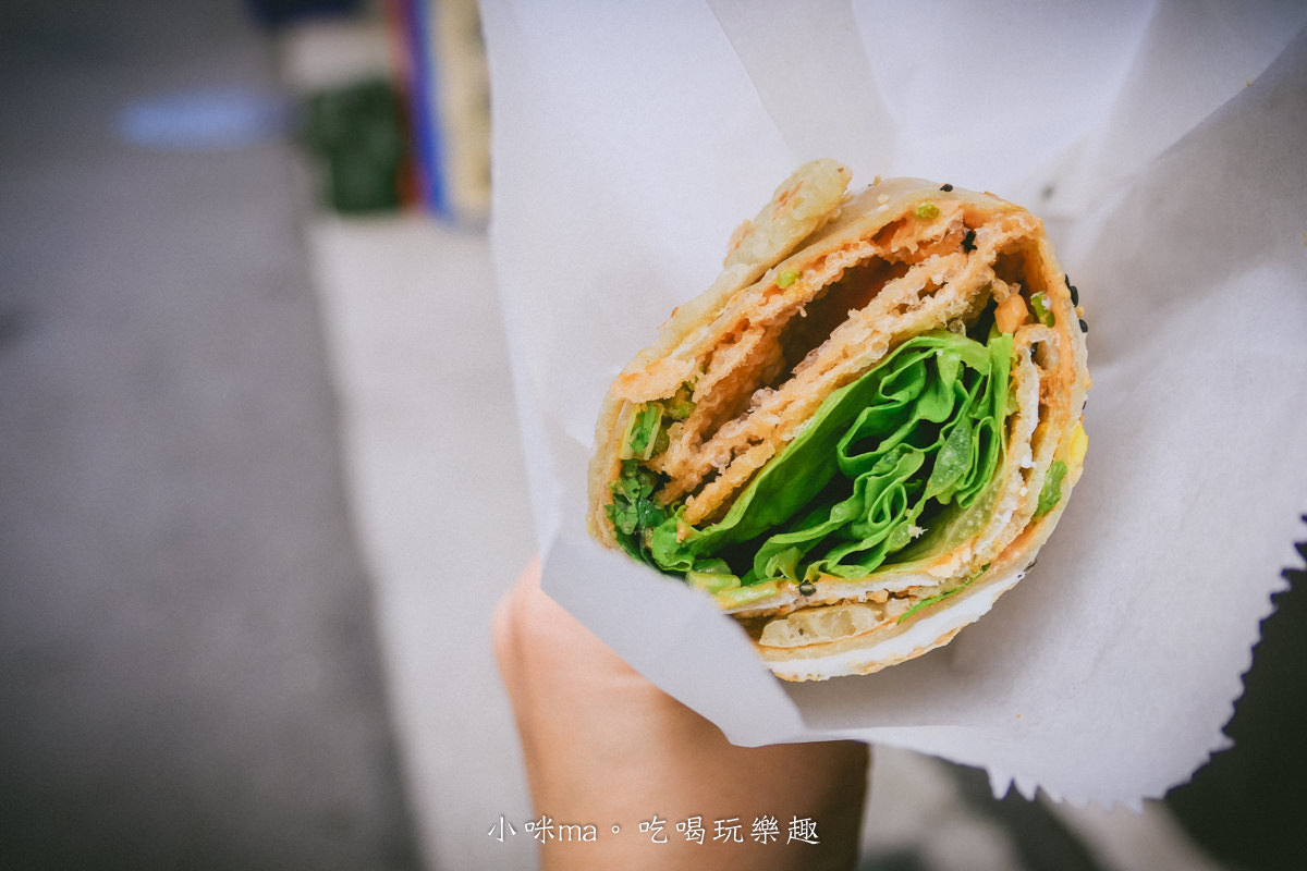 影劇五村幸福煎餅｜內湖黃昏市場內google擁有4.8顆星的銅板小吃。便宜大份量 提早賣完就沒嚕。內湖美食