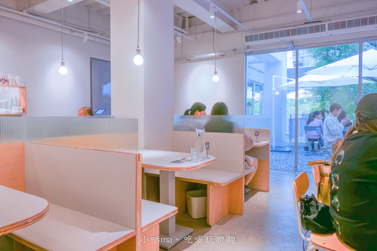 Brun不然 信義店|Brun不然的新店讓你彷彿走在日本街頭,純白用餐空間配上戶外花園,這麼chill的環境竟然在信義區。台北美食 - 第6張圖 Brun不然 信義店|Brun不然的新店讓你彷彿走在日本街頭,純白用餐空間配上戶外花園,這麼chill的環境竟然在信義區。台北美食