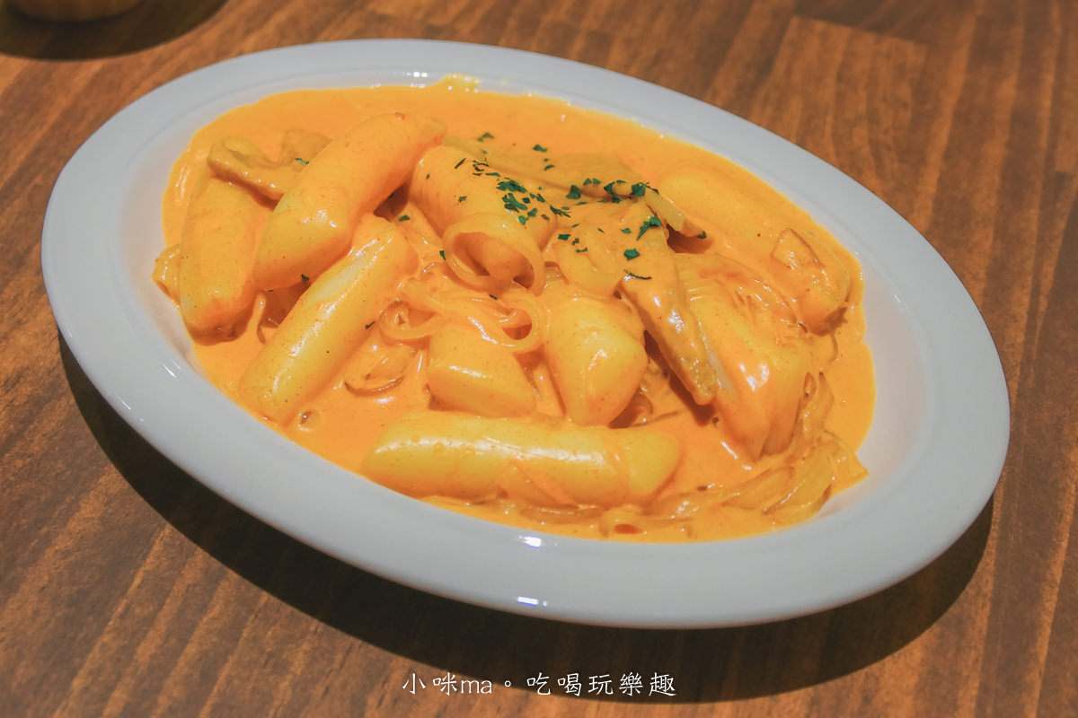 這家 韓式漢堡排食堂|漢堡排也能mix義大利麵變得好韓啊,紅白醬辣炒年糕才是最好吃的,門口溫暖色調超好拍。捷運國父紀念館站 - 第19張圖 這家 韓式漢堡排食堂|漢堡排也能mix義大利麵變得好韓啊,紅白醬辣炒年糕才是最好吃的,門口溫暖色調超好拍。捷運國父紀念館站