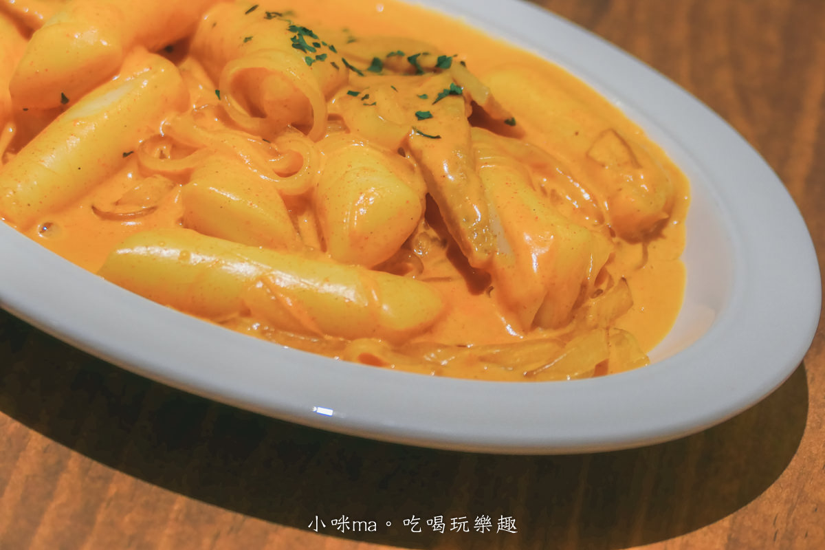 這家 韓式漢堡排食堂|漢堡排也能mix義大利麵變得好韓啊,紅白醬辣炒年糕才是最好吃的,門口溫暖色調超好拍。捷運國父紀念館站 - 第21張圖 這家 韓式漢堡排食堂|漢堡排也能mix義大利麵變得好韓啊,紅白醬辣炒年糕才是最好吃的,門口溫暖色調超好拍。捷運國父紀念館站