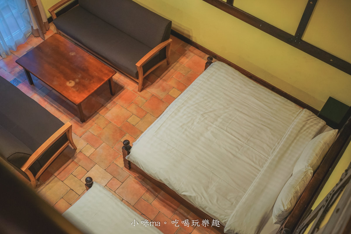 布雷斯特民宿｜埔里小鎮上南法氛圍的鵝黃色獨棟木屋，旁邊就是小公園，還有大草皮可以遛小孩。埔里民宿