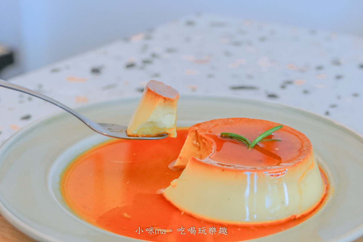 Cabret Cafe｜新城台九線旁純白色藝術咖啡廳，從門口開始就很好拍，停下來喝杯咖啡吧。花蓮美食