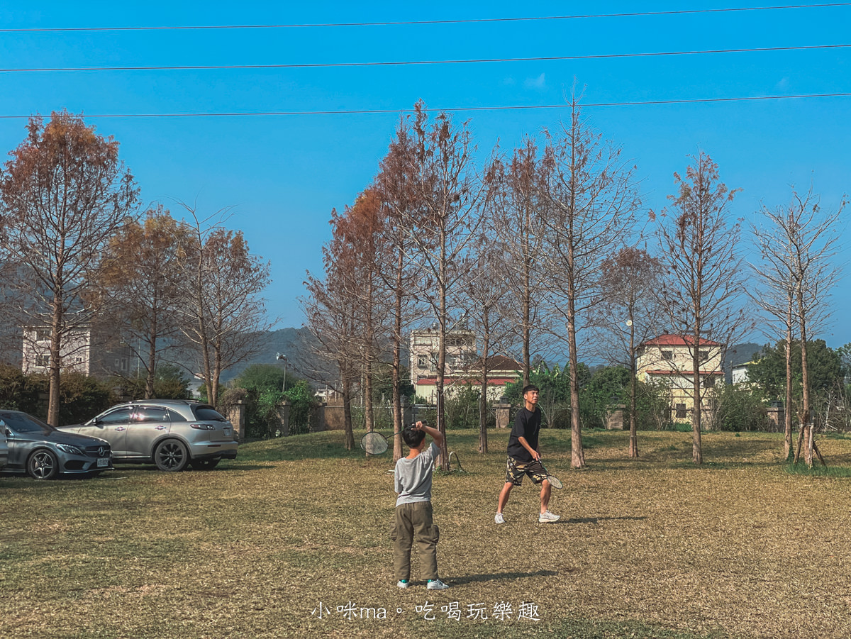 布雷斯特民宿｜埔里小鎮上南法氛圍的鵝黃色獨棟木屋，旁邊就是小公園，還有大草皮可以遛小孩。埔里民宿