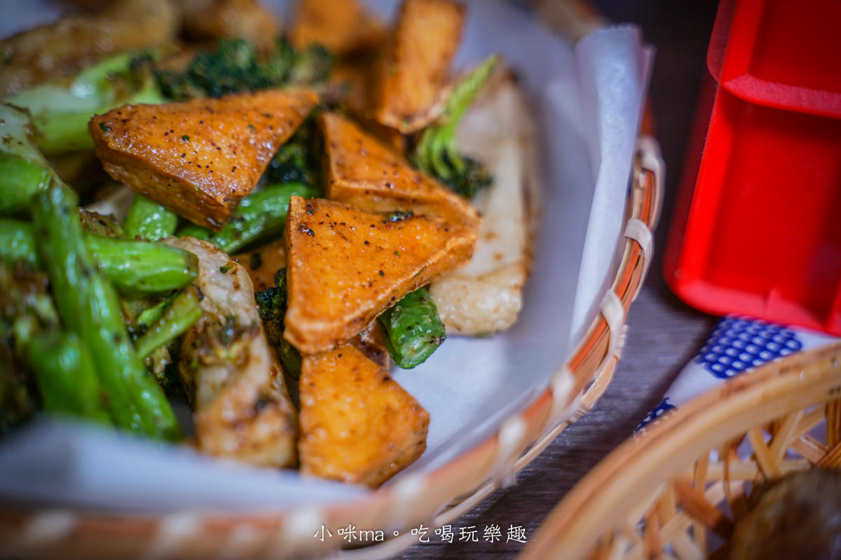 暖男炸雞-永吉店｜銅板價錢就能嘗到美味多汁的炸雞，特製魔法椒鹽粉讓你一吃就上癮，焦糖、蒜香我通通都要，捷運市政府站