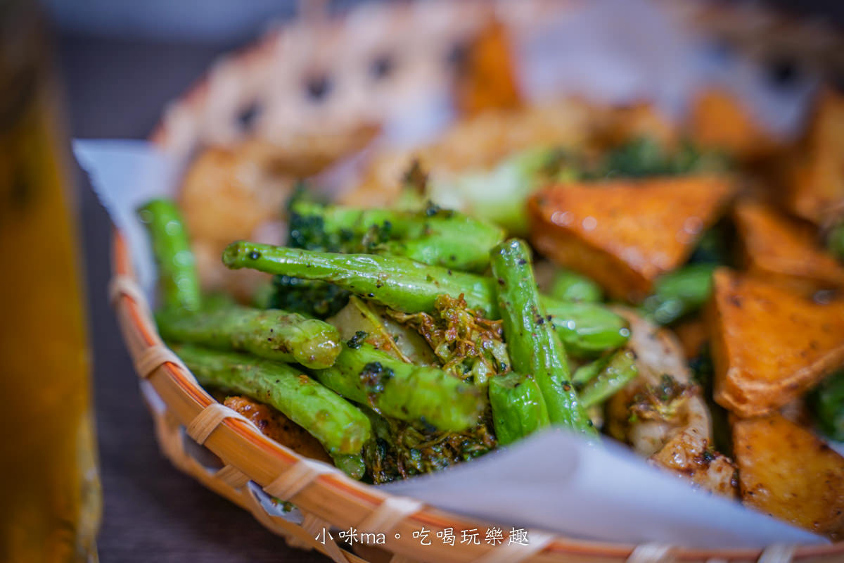 暖男炸雞-永吉店｜銅板價錢就能嘗到美味多汁的炸雞，特製魔法椒鹽粉讓你一吃就上癮，焦糖、蒜香我通通都要，捷運市政府站