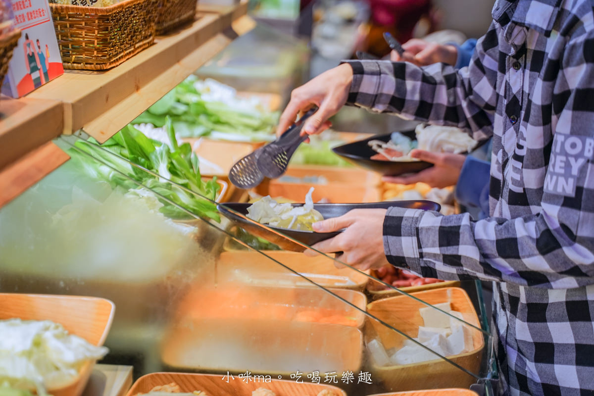 肉多多火鍋 台北西門店|台灣火鍋第一品牌,蔬食者的天堂鍋物 35種蔬菜無限吃,爆擊海鮮盤 專人幫你剝蝦捏,捷運西門站 - 第11張圖 肉多多火鍋 台北西門店|台灣火鍋第一品牌,蔬食者的天堂鍋物 35種蔬菜無限吃,爆擊海鮮盤 專人幫你剝蝦捏,捷運西門站
