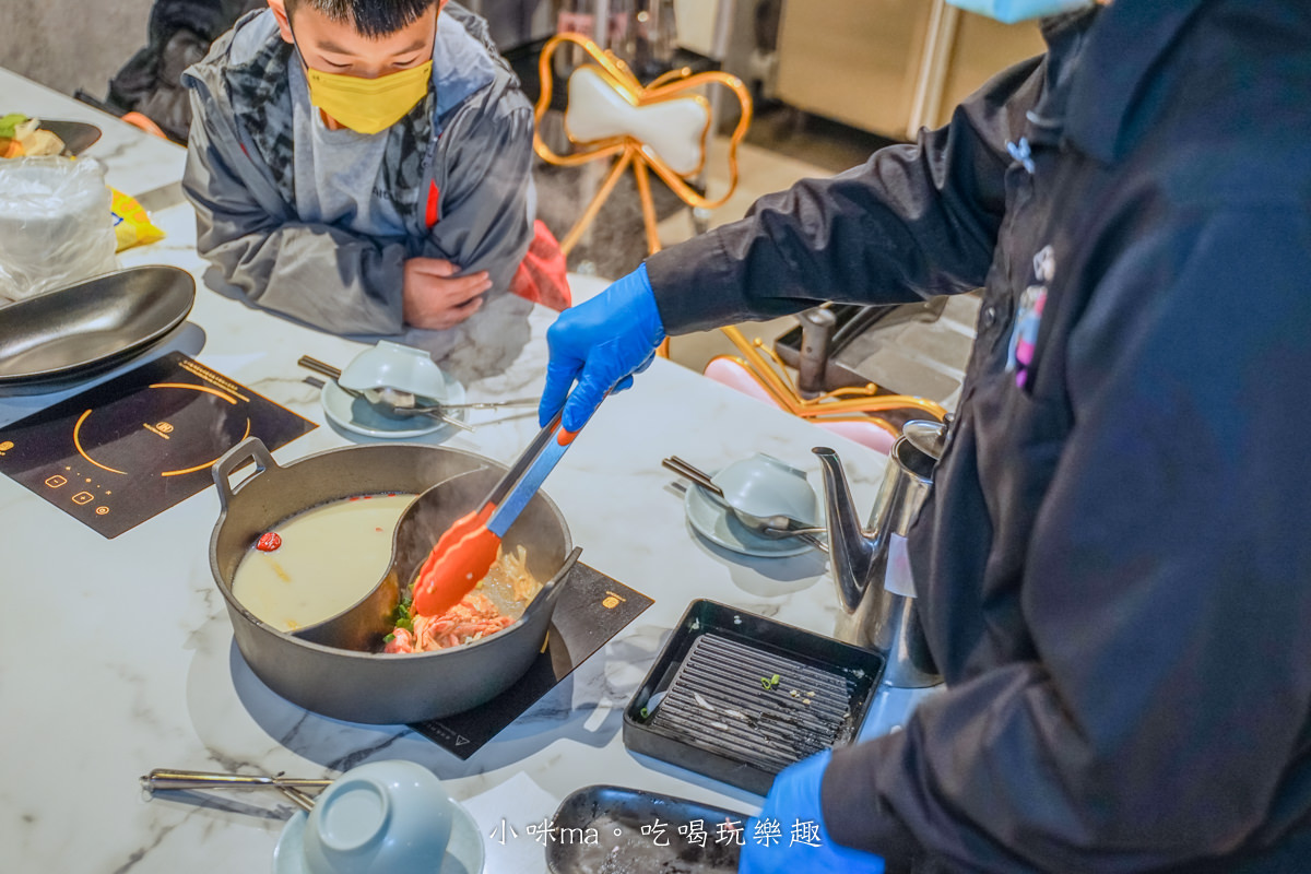 肉多多火鍋 台北西門店|台灣火鍋第一品牌,蔬食者的天堂鍋物 35種蔬菜無限吃,爆擊海鮮盤 專人幫你剝蝦捏,捷運西門站 - 第34張圖 肉多多火鍋 台北西門店|台灣火鍋第一品牌,蔬食者的天堂鍋物 35種蔬菜無限吃,爆擊海鮮盤 專人幫你剝蝦捏,捷運西門站