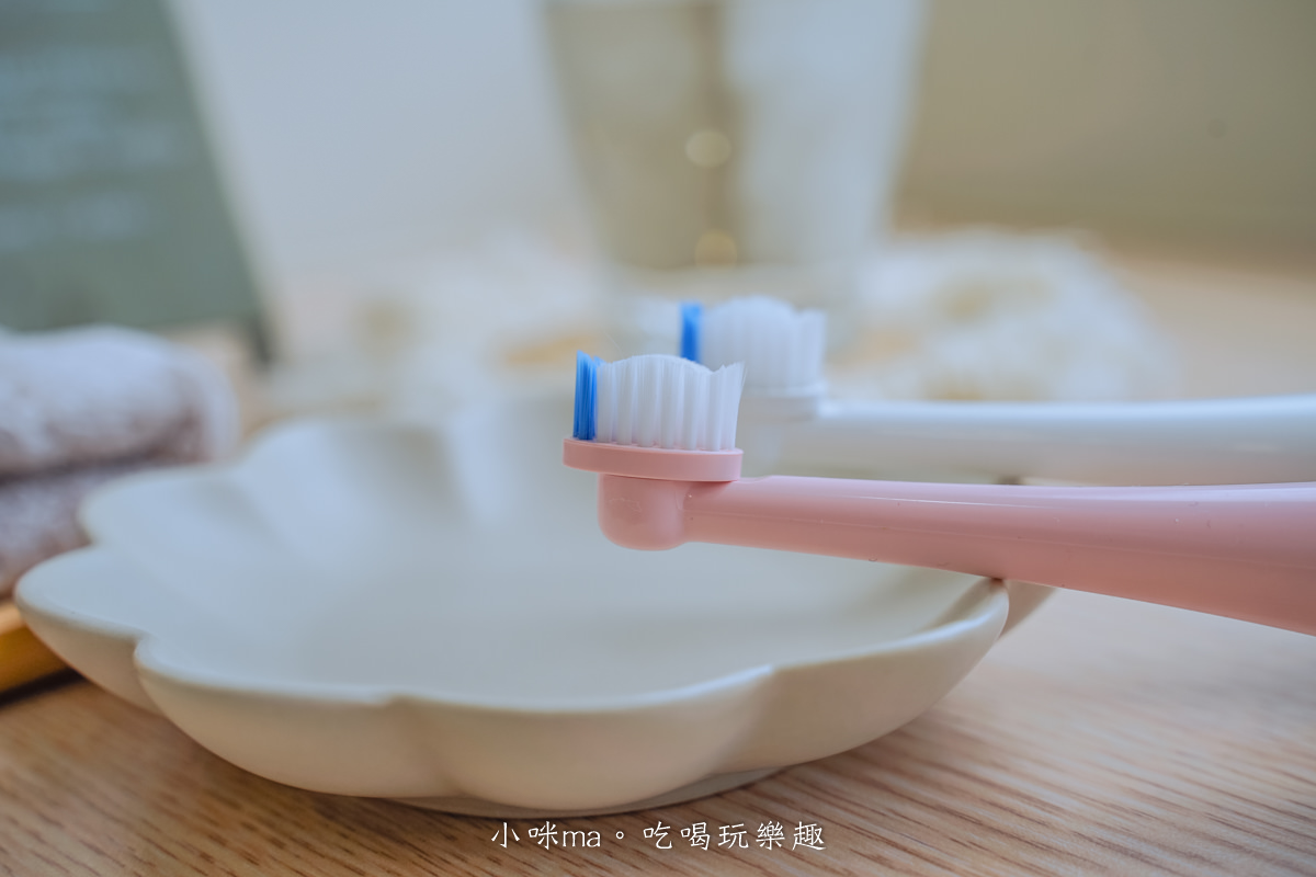 CHIZY 高效潔淨速扣易電動牙刷｜輕巧電動牙刷 居家外宿一隻搞定，小刷頭設計 全方位清理口腔，貼心變色刷毛 更換刷頭一看就知道，電動牙刷推薦