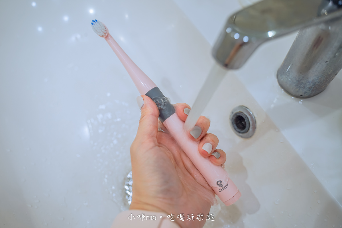 CHIZY 高效潔淨速扣易電動牙刷｜輕巧電動牙刷 居家外宿一隻搞定，小刷頭設計 全方位清理口腔，貼心變色刷毛 更換刷頭一看就知道，電動牙刷推薦