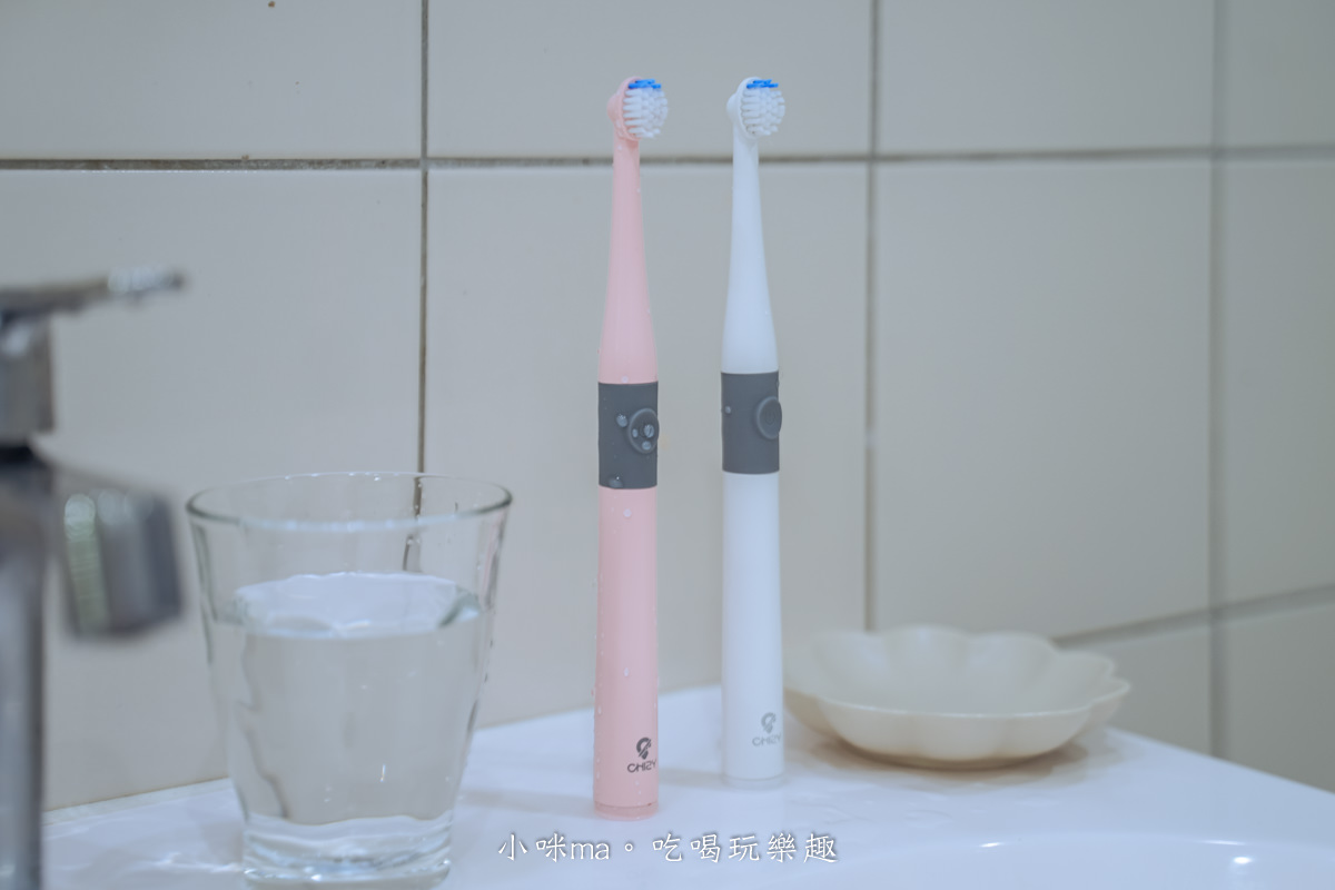 CHIZY 高效潔淨速扣易電動牙刷｜輕巧電動牙刷 居家外宿一隻搞定，小刷頭設計 全方位清理口腔，貼心變色刷毛 更換刷頭一看就知道，電動牙刷推薦