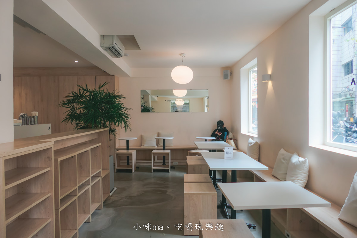 CAFE ACME 象山店｜象山底下純白韓風咖啡廳，寧靜的氛圍超愜意，平日不限時，捷運象山站