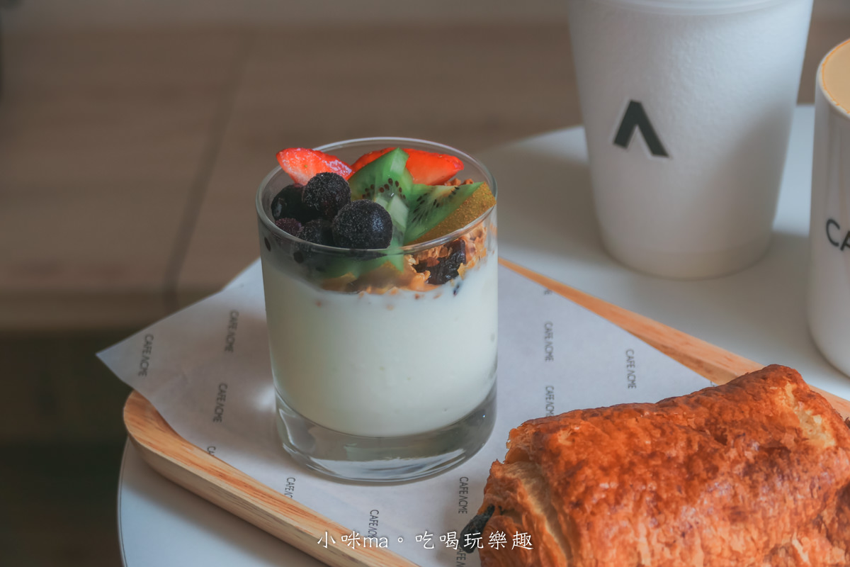 CAFE ACME 象山店｜象山底下純白韓風咖啡廳，寧靜的氛圍超愜意，平日不限時，捷運象山站