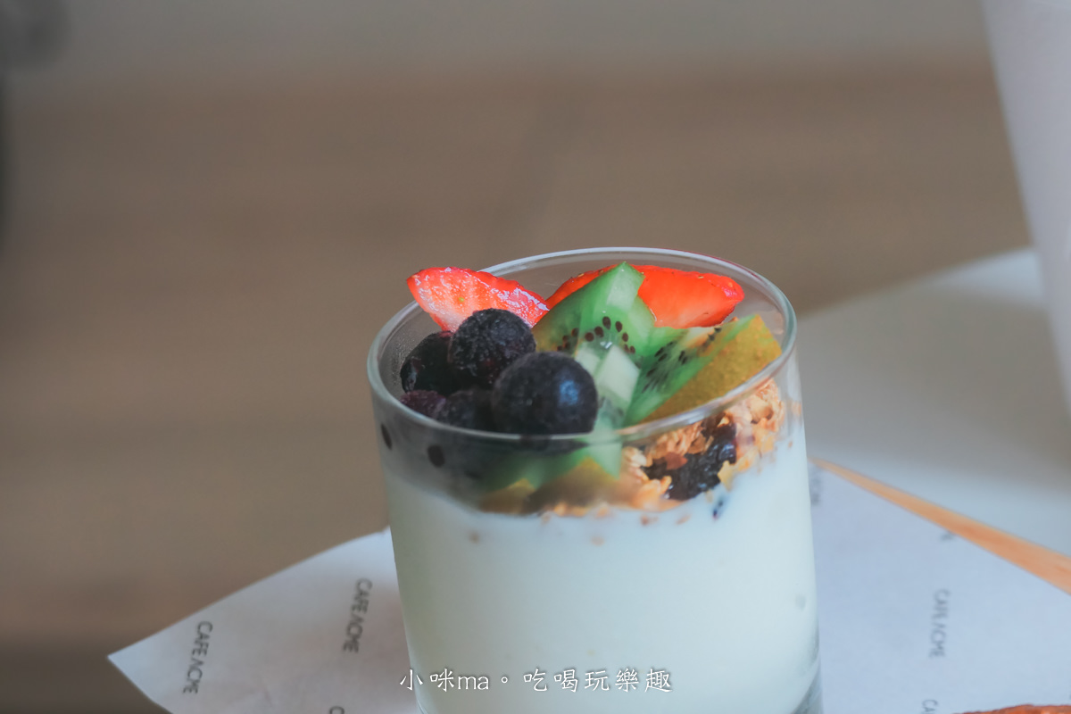 CAFE ACME 象山店｜象山底下純白韓風咖啡廳，寧靜的氛圍超愜意，平日不限時，捷運象山站