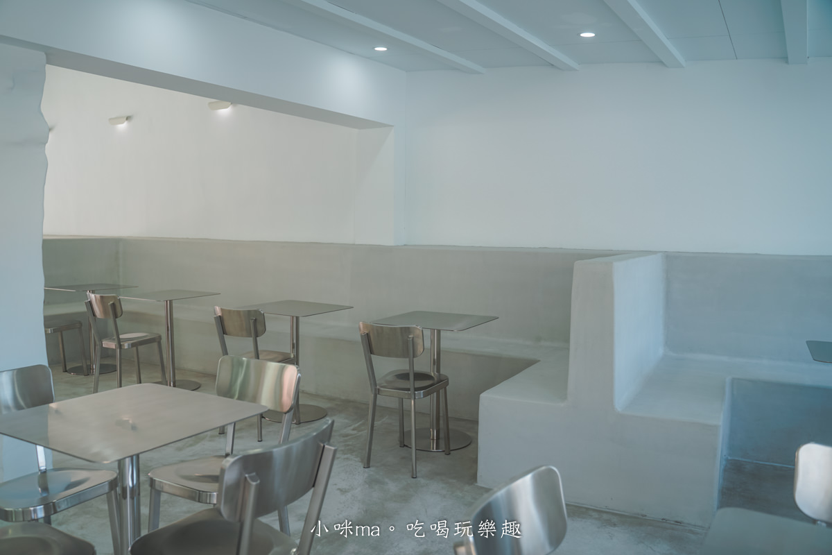 海蜜Hi-Mee|七星潭旁純白老宅冰店,灰冷色系內裝散發科技感,創意特製冰品有夠爽口,花蓮美食/新城美食 - 第5張圖 海蜜Hi-Mee|七星潭旁純白老宅冰店,灰冷色系內裝散發科技感,創意特製冰品有夠爽口,花蓮美食/新城美食
