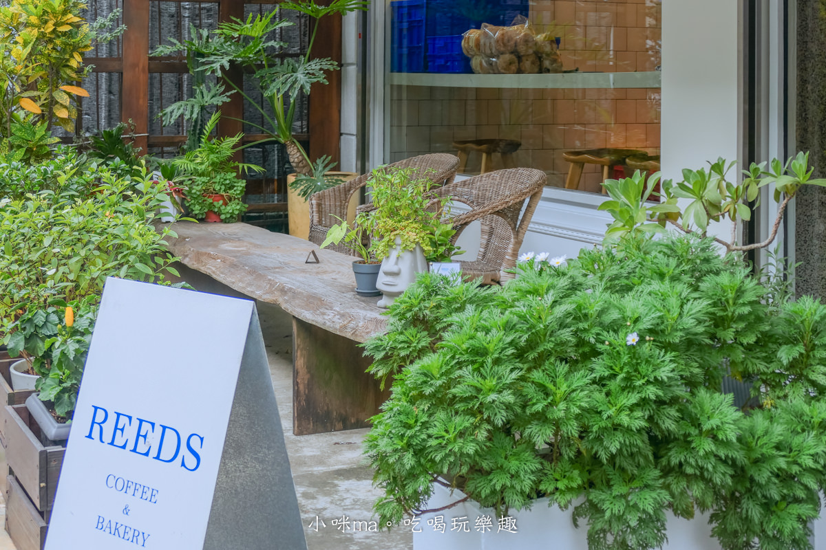 REEDS coffee & bakery 內湖店｜早晨就用拿鐵搭配鹽可頌開啟美好的一天，烘焙結合咖啡廳 天天現烤麵包出爐，內湖不限時咖啡廳，捷運文德站
