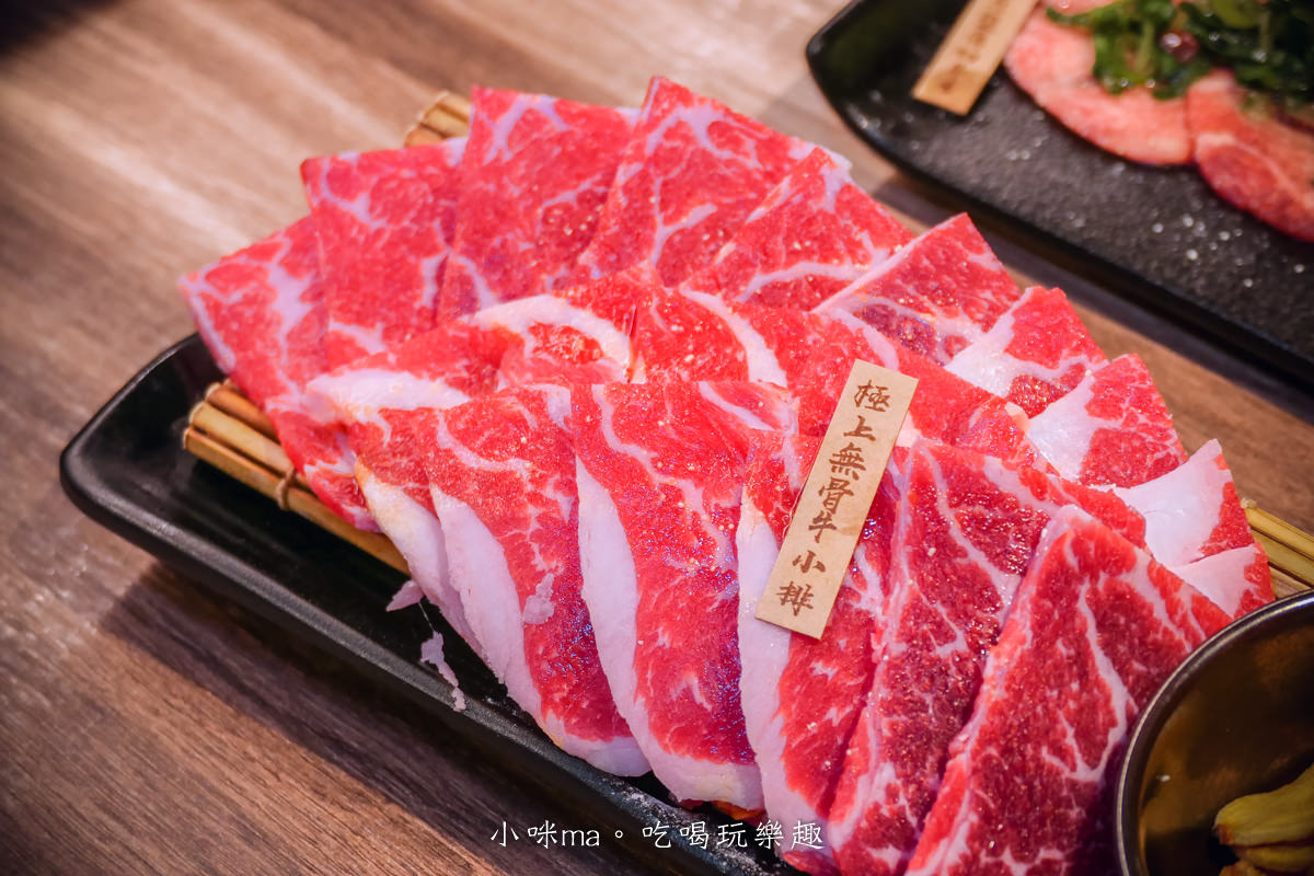 札卡燒肉-漢口店｜迴轉壽司燒肉版！輸送帶送上寶藏盒牛，只要399元就能吃到A5和牛，台中燒肉推薦