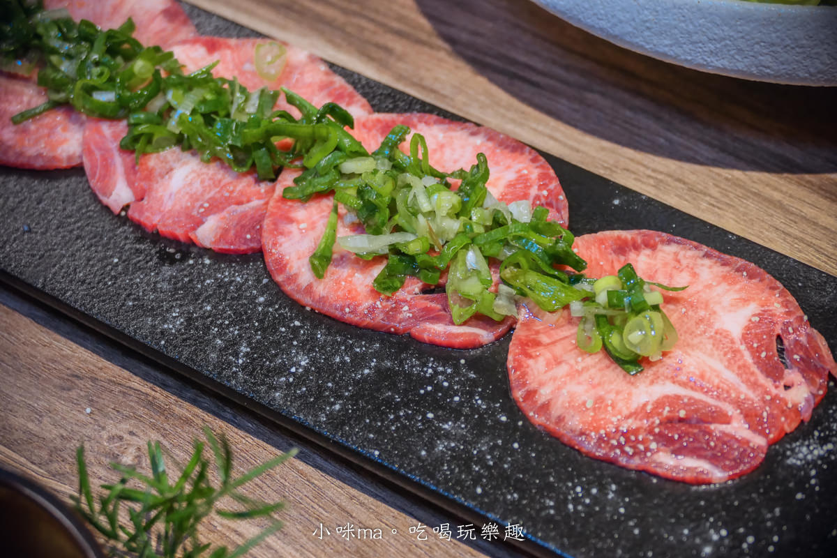 札卡燒肉-漢口店｜迴轉壽司燒肉版！輸送帶送上寶藏盒牛，只要399元就能吃到A5和牛，台中燒肉推薦