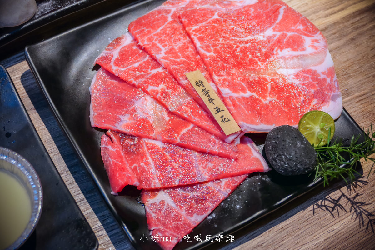 札卡燒肉-漢口店｜迴轉壽司燒肉版！輸送帶送上寶藏盒牛，只要399元就能吃到A5和牛，台中燒肉推薦