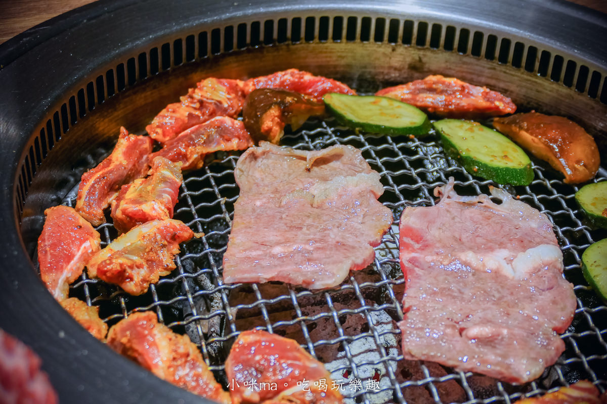 札卡燒肉-漢口店｜迴轉壽司燒肉版！輸送帶送上寶藏盒牛，只要399元就能吃到A5和牛，台中燒肉推薦