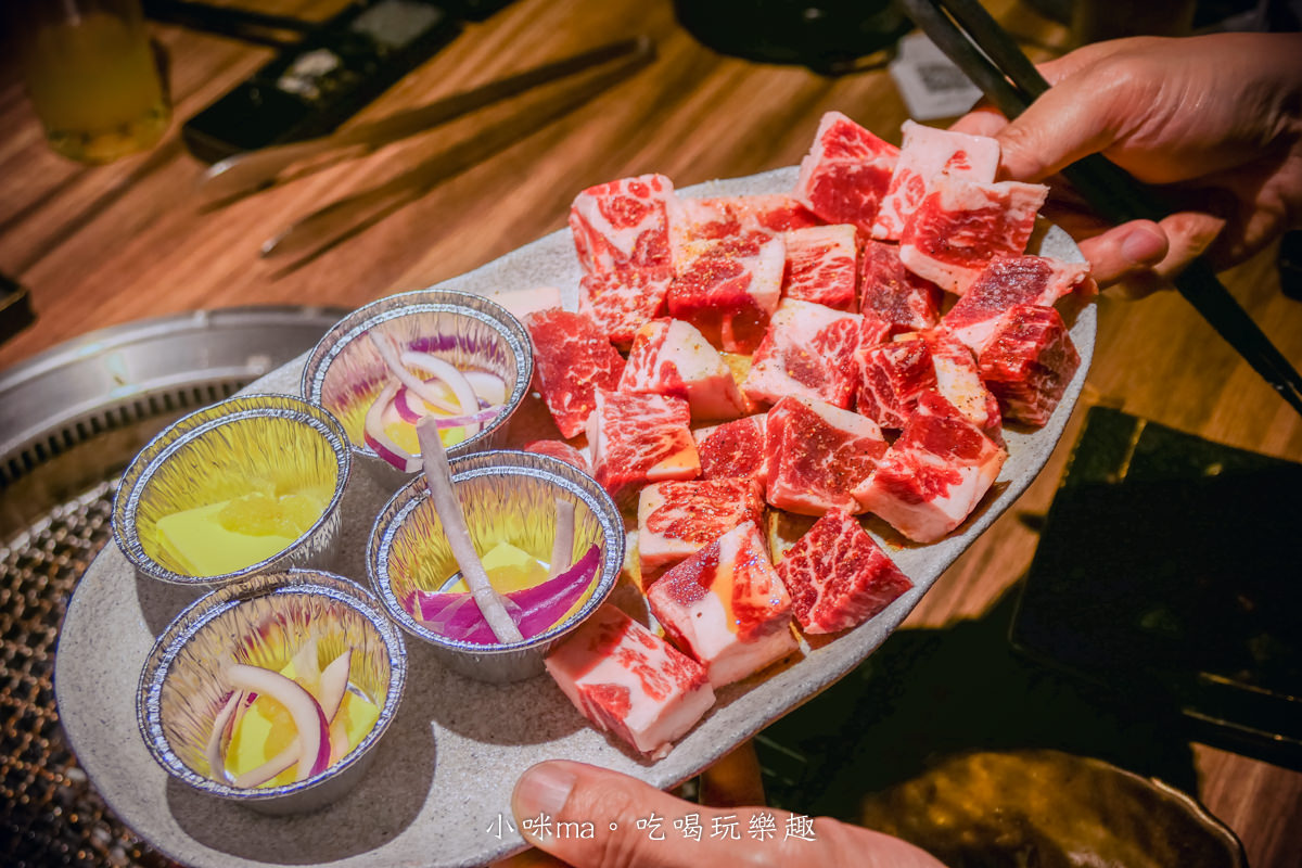 札卡燒肉-漢口店｜迴轉壽司燒肉版！輸送帶送上寶藏盒牛，只要399元就能吃到A5和牛，台中燒肉推薦