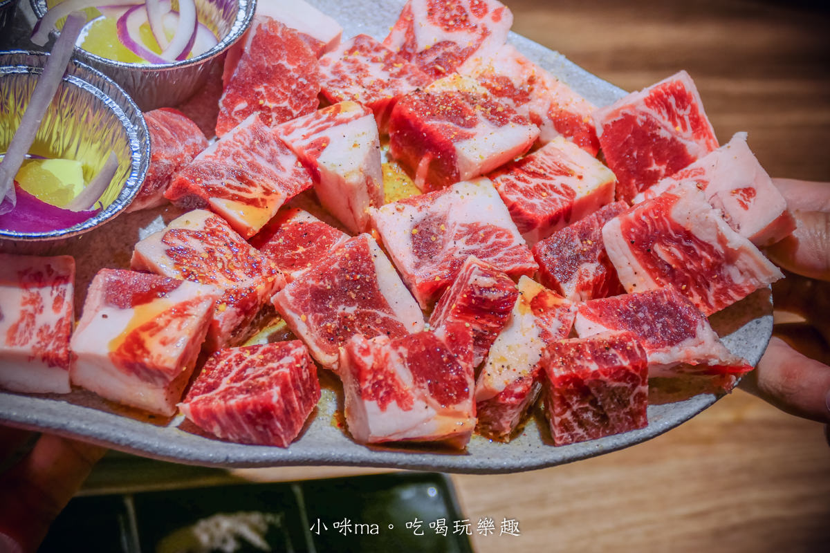 札卡燒肉-漢口店｜迴轉壽司燒肉版！輸送帶送上寶藏盒牛，只要399元就能吃到A5和牛，台中燒肉推薦