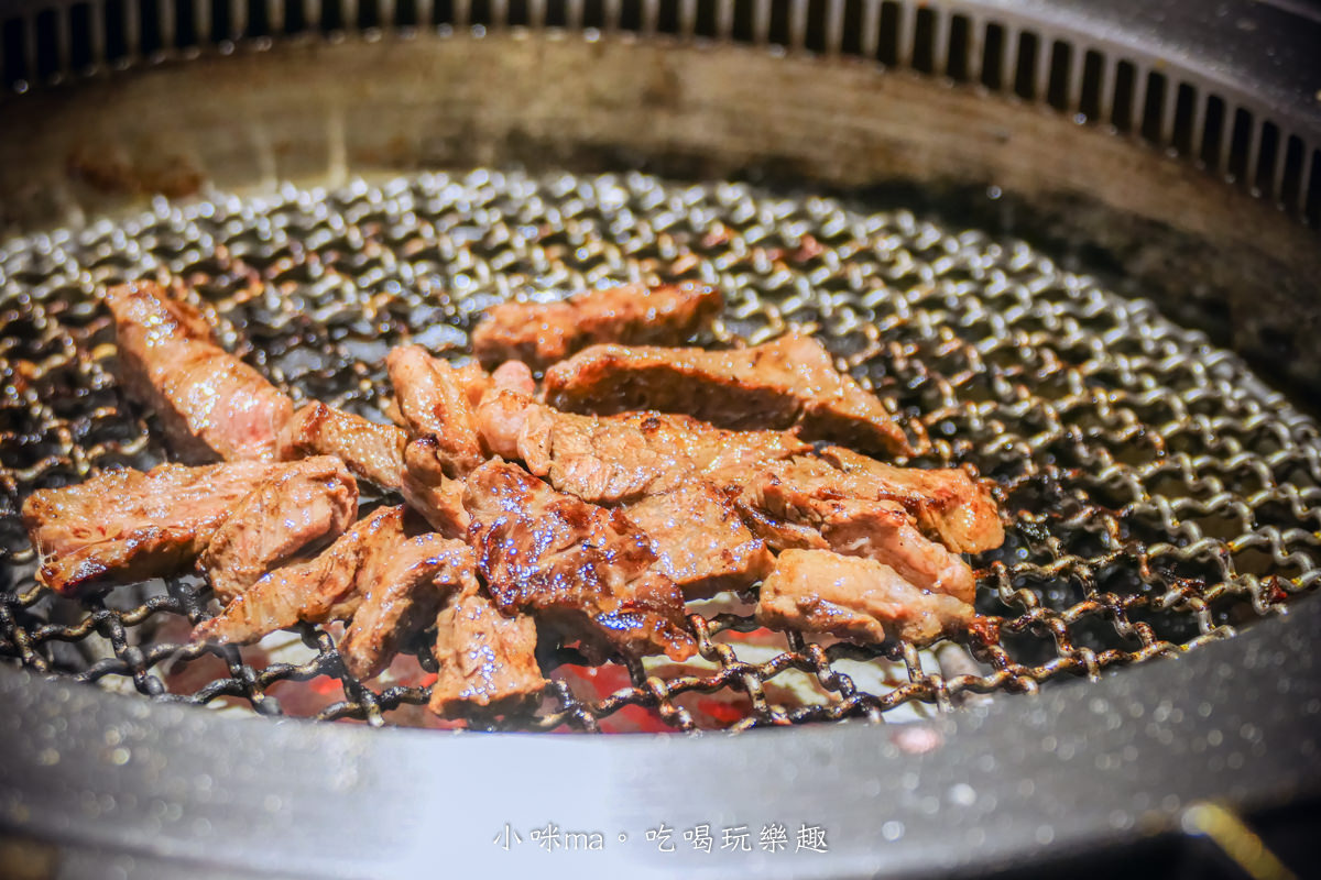 札卡燒肉-漢口店｜迴轉壽司燒肉版！輸送帶送上寶藏盒牛，只要399元就能吃到A5和牛，台中燒肉推薦