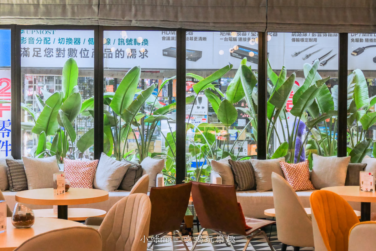 悅樂旅店 OLAH Poshtel 台中|台中火車站附近最潮的旅店,挑高共享空間設計感十足,還有免費泡麵隨你吃,台中飯店/台中住宿 - 第5張圖 悅樂旅店 OLAH Poshtel 台中|台中火車站附近最潮的旅店,挑高共享空間設計感十足,還有免費泡麵隨你吃,台中飯店/台中住宿